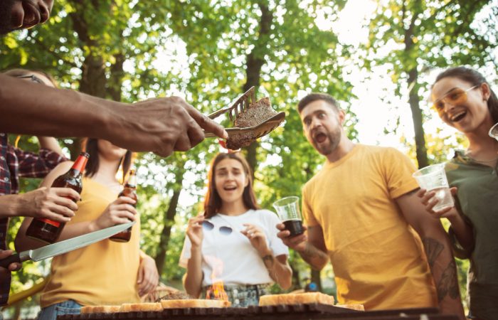 amigos-felices-estan-tomando-cerveza-fiesta-barbacoa-dia-soleado