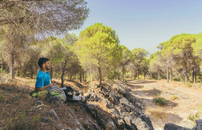 hombre-sentado-naturaleza