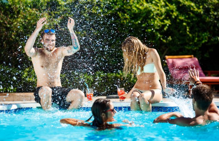 jovenes-amigos-alegres-sonriendo-riendo-relajandose-nadando-piscina